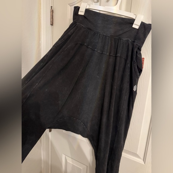 Free People Movement Hot Shot Harem Pants NWT Washed Black Size S - Picture 3 of 11